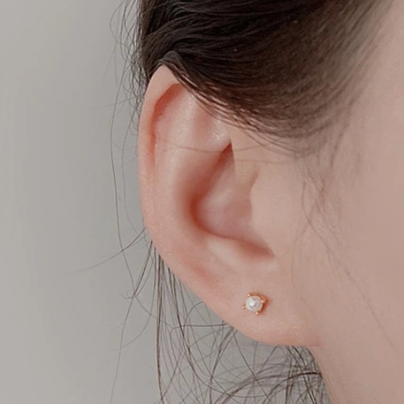 Sterling Silver Four-Claw Pearl & Gold Stud Earrings - Picture 4 of 7